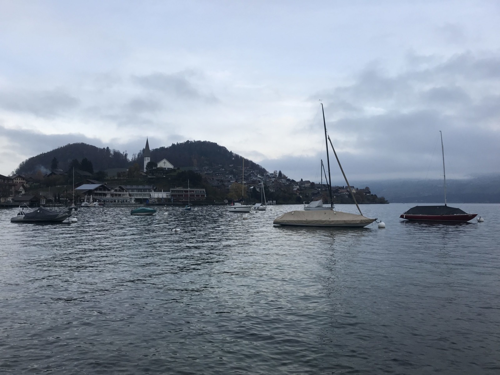 Faulensee on a grey autumn morning