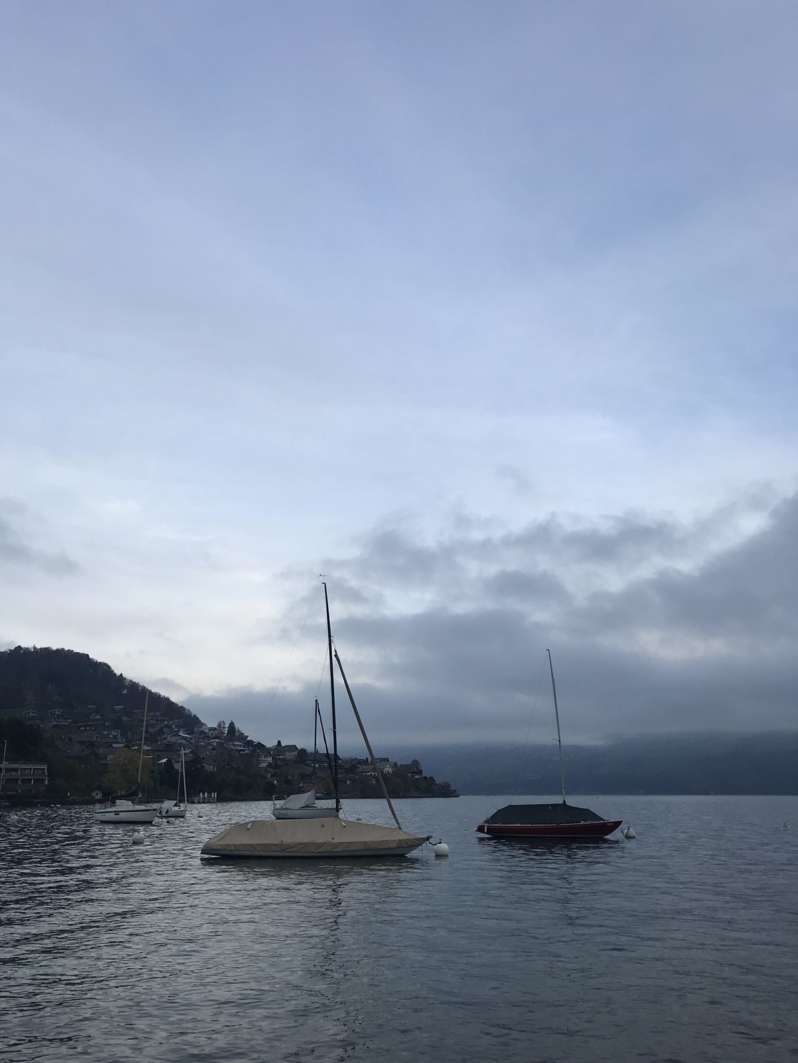 Faulensee on a grey autumn morning