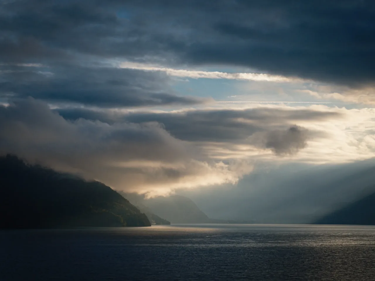 Cloudy sunrise over Lake Thun