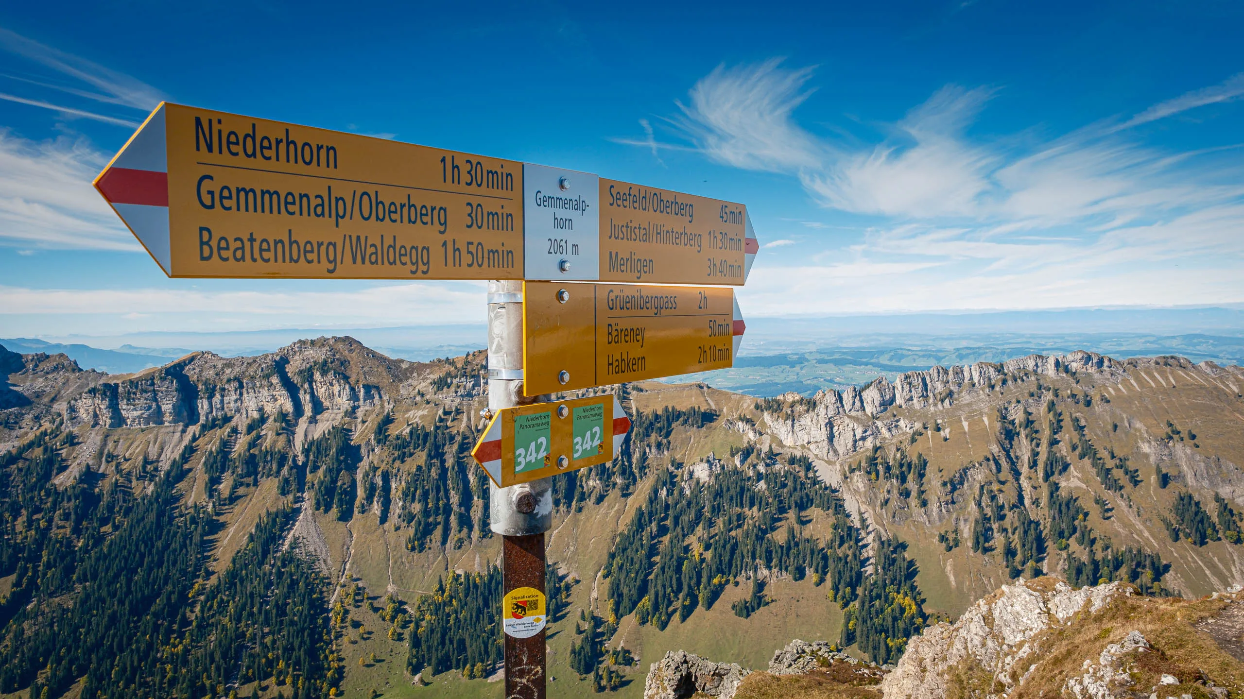 Hiking sign post at Gemmenalphorn